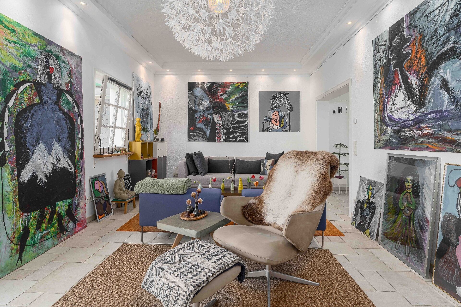 Wohnzimmer mit Kunst und hellen Decken